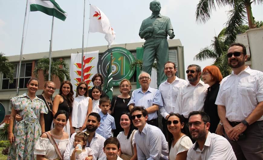 61 ANIVERSARIO DE CRE R.L. MONUMENTO A LULO TERRAZAS DIRECTIVOS Y FAMILIA 141123