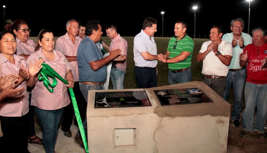 Entrega de iluminación de cancha de la mutual ex jugadores de Cotoca por CRE R.L