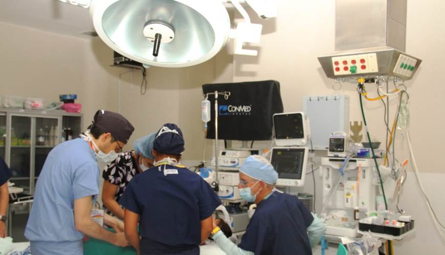 Programa Arcoíris de Esperanza de CRE R.L. médicos en quirófano